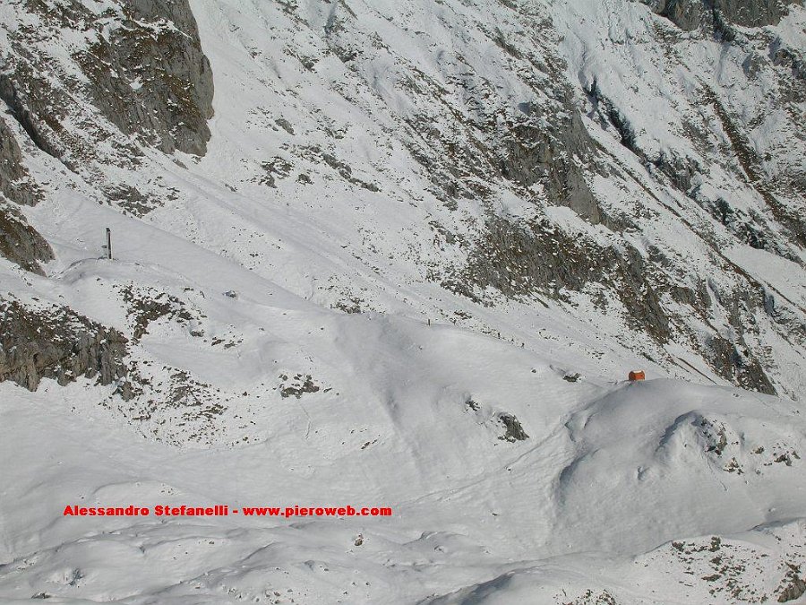 13 Cappella Savina e Bivacco visti dal passo.JPG